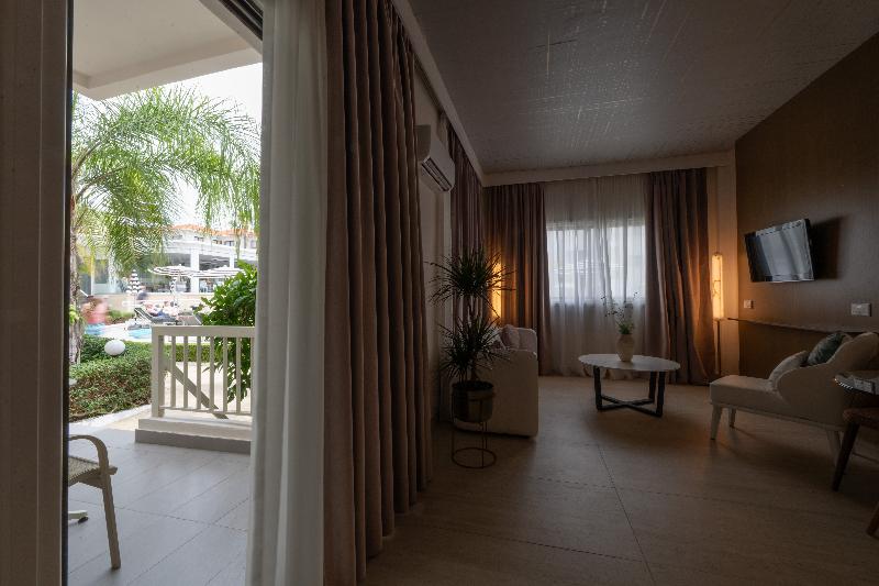 King Jason Paphos - Designed for adults - Oda