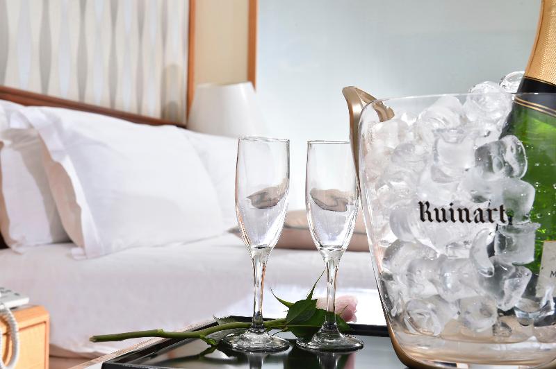 Constantinou Bros Pioneer Beach Hotel - Oda