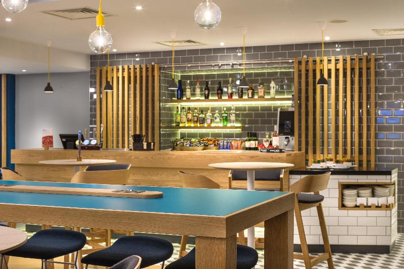 Holiday Inn Express Watford Junction - Bar