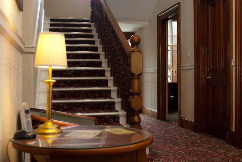 Edinburgh House Hotel - Lobi