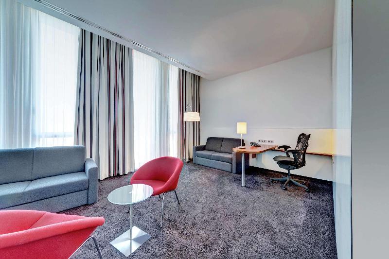 Hilton Garden Inn Stuttgart NeckarPark - Oda