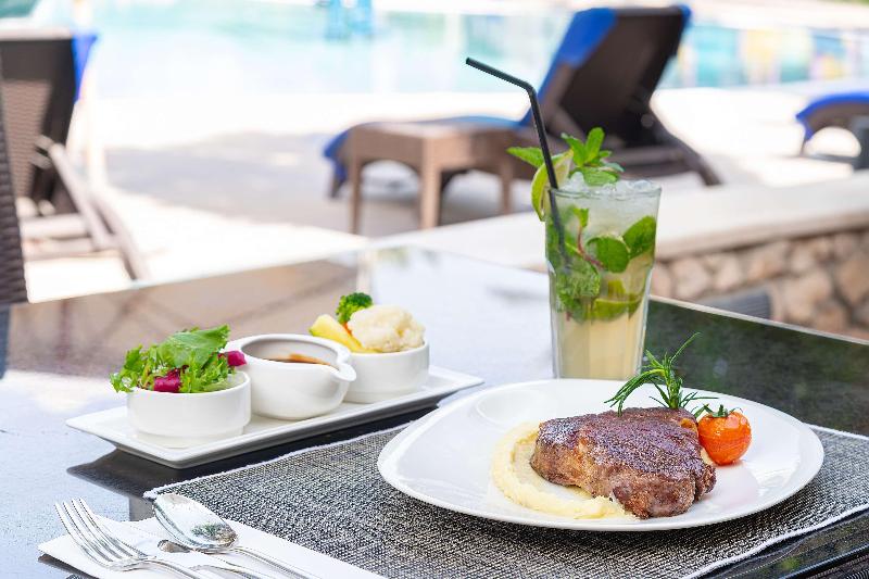 Radisson Blu Hotel & Resort, Al Ain - Bar