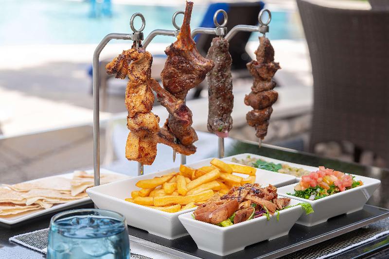 Radisson Blu Hotel & Resort, Al Ain - Bar
