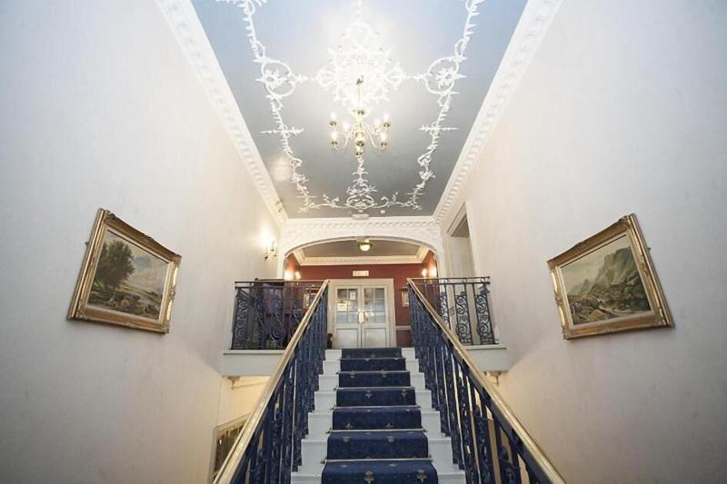 Arnos Manor - Lobi