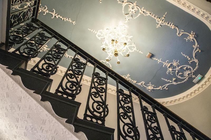 Arnos Manor - Genel