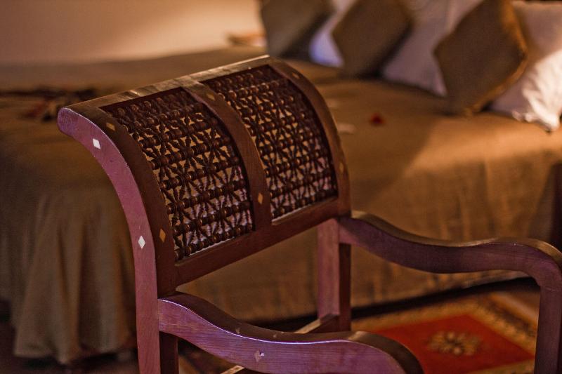 Riad Amina - Genel