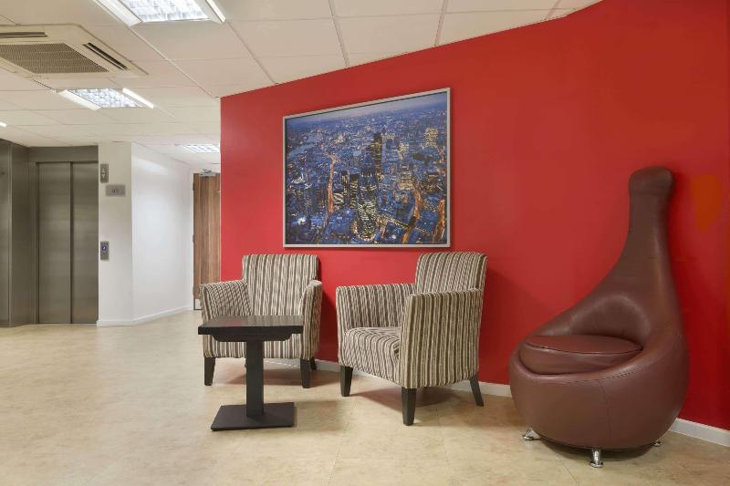 Ramada London Stansted Airport - Lobi