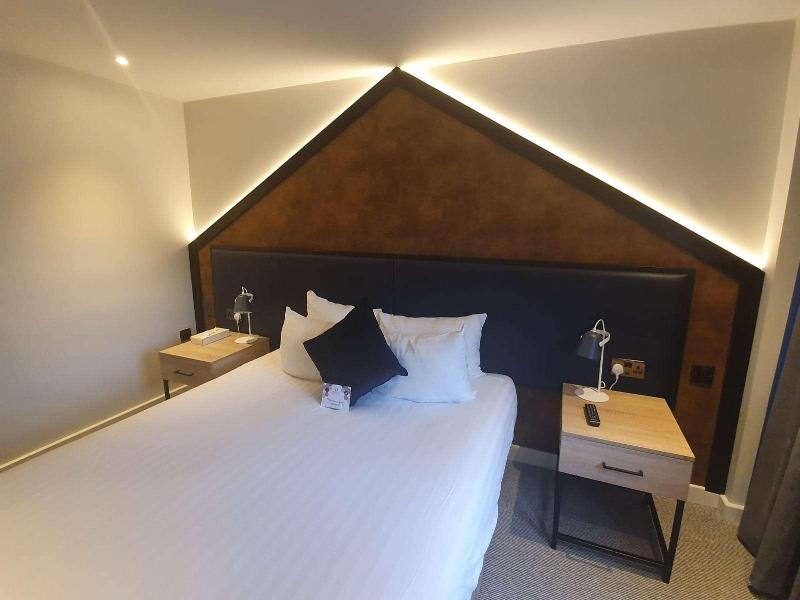 Pendulum Hotel - Oda