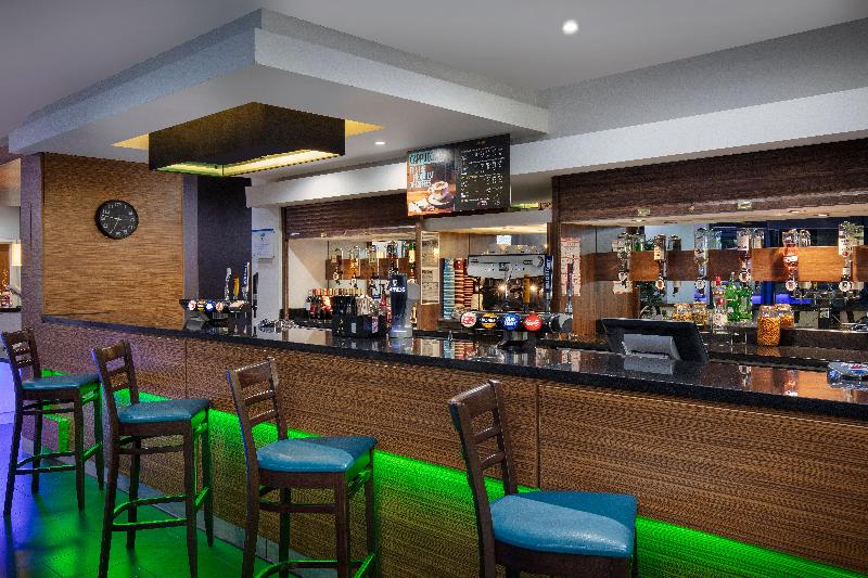 Holiday Inn Express London Heathrow T5 - Bar
