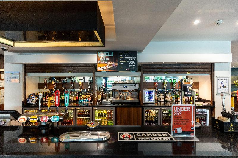 Holiday Inn Express London Heathrow T5 - Bar