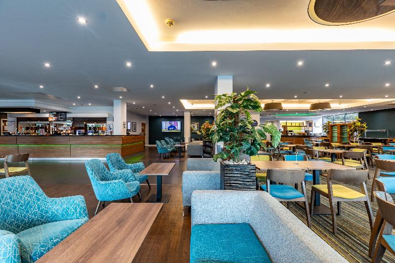 Holiday Inn Express London Heathrow T5 - Bar