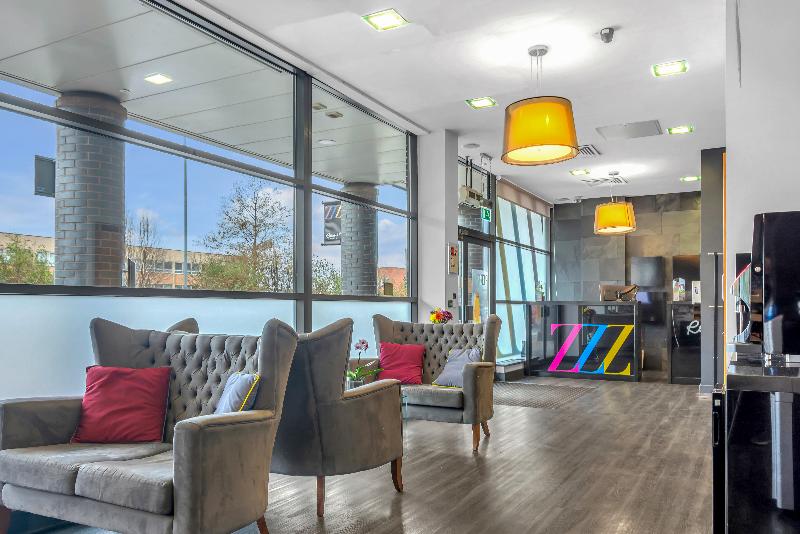 Roomzzz Leeds City West - Lobi