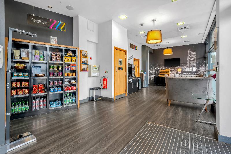Roomzzz Leeds City West - Lobi