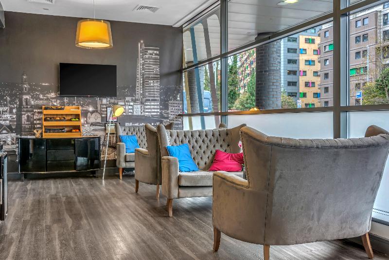 Roomzzz Leeds City West - Lobi