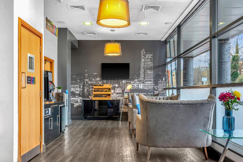Roomzzz Leeds City West - Lobi