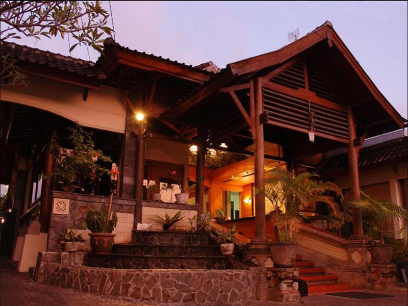 Yulia Village Inn - Lobi