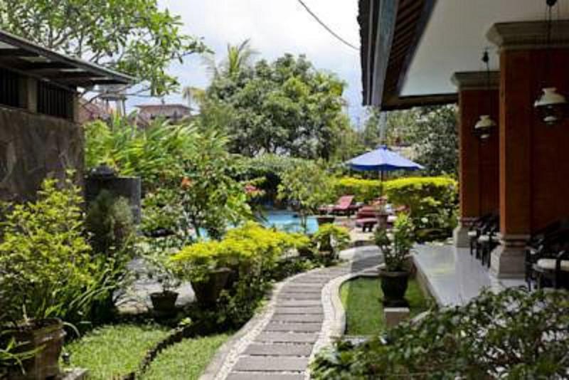 Yulia Village Inn - Teras