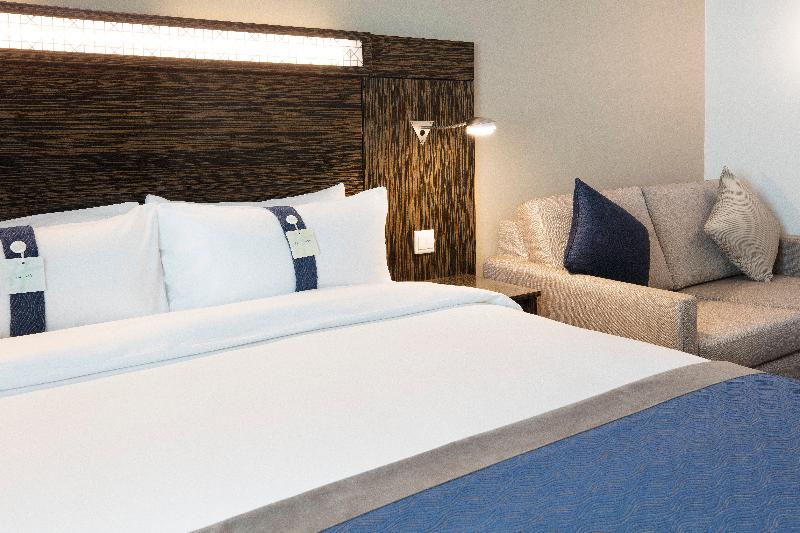 Holiday Inn Express Dubai- Safa Park - Oda