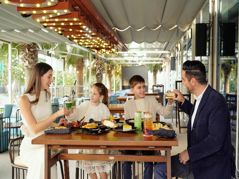 Yas Plaza Marina by IHG - Restoran