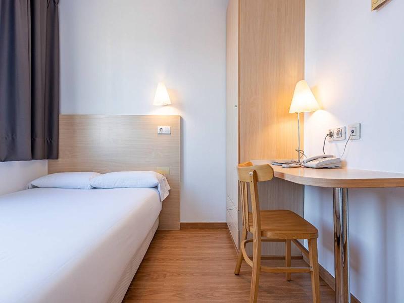 Basic Hotel - Oda