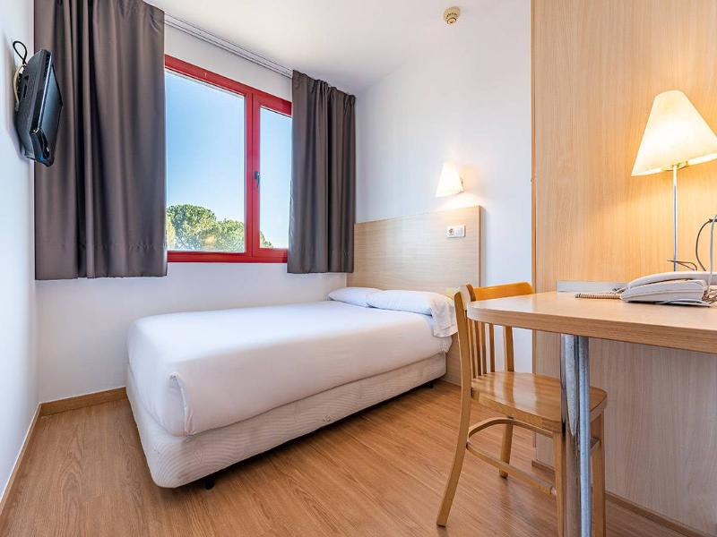 Basic Hotel - Oda