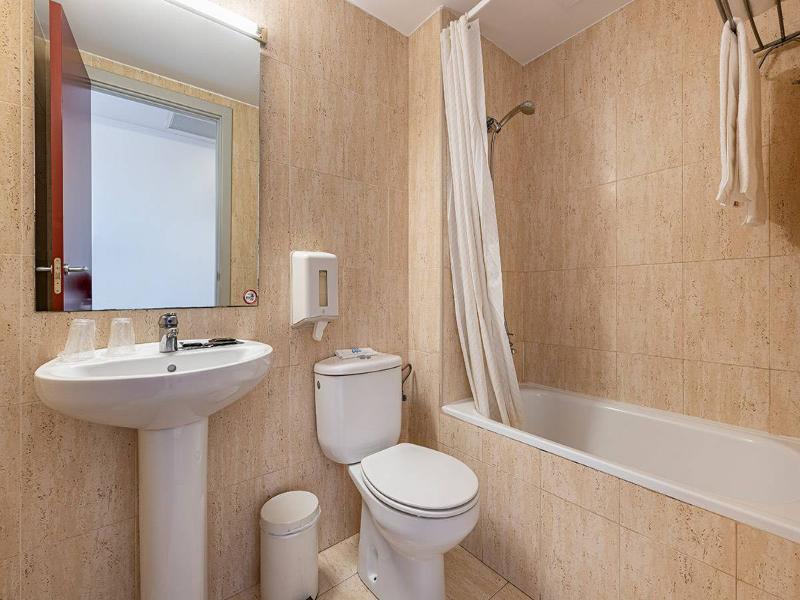 Basic Hotel - Oda