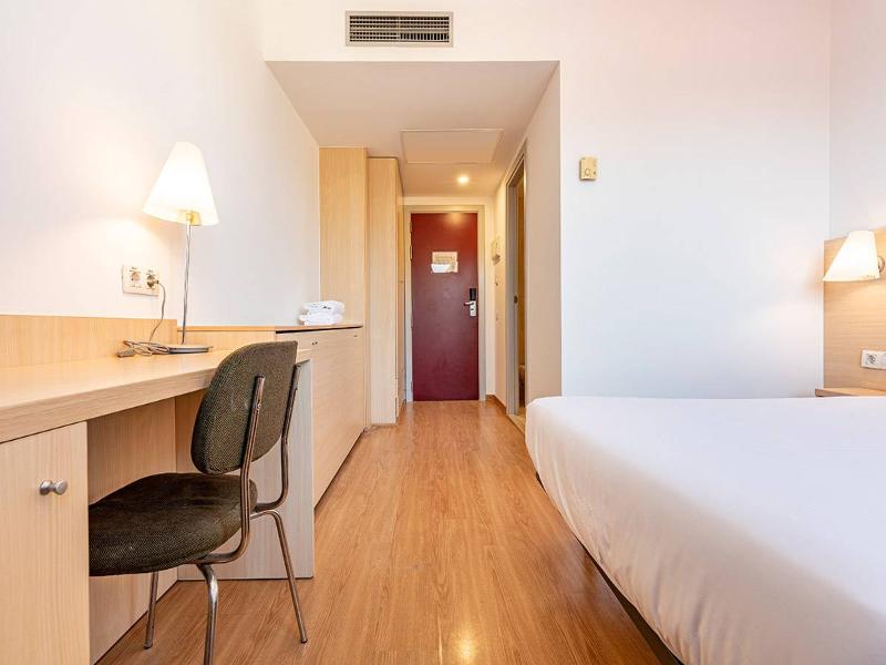 Basic Hotel - Oda