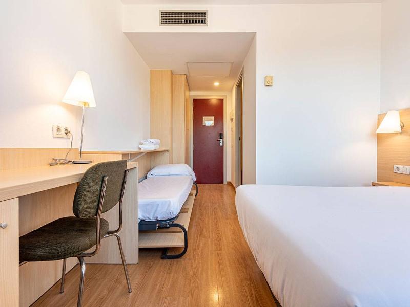 Basic Hotel - Oda