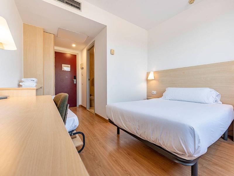 Basic Hotel - Oda
