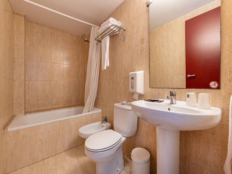 Basic Hotel - Oda