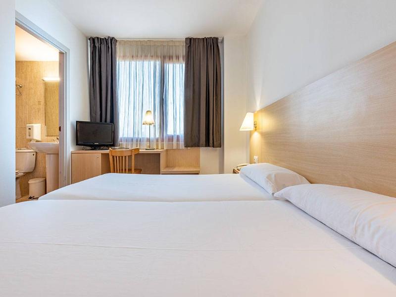 Basic Hotel - Oda
