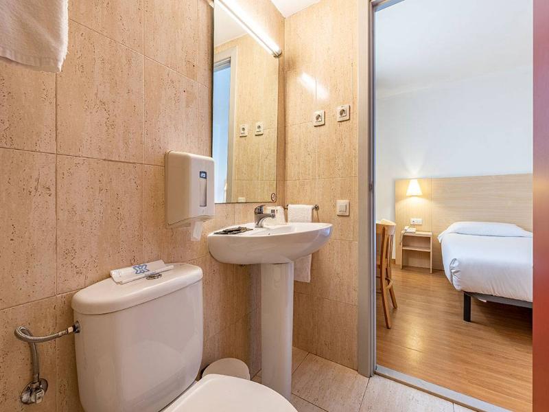 Basic Hotel - Oda
