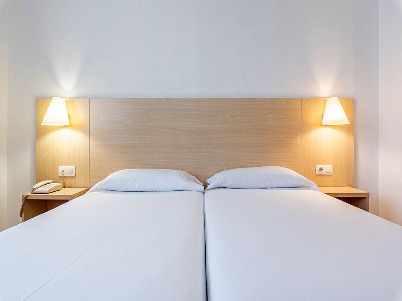 Basic Hotel - Oda