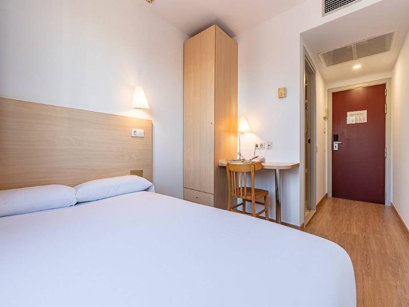 Basic Hotel - Oda