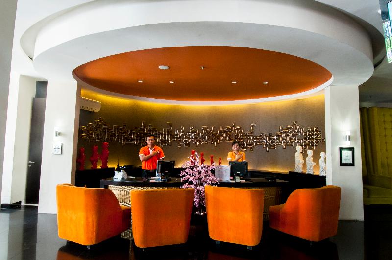 100 Sunset Hotel and Ballroom - Lobi