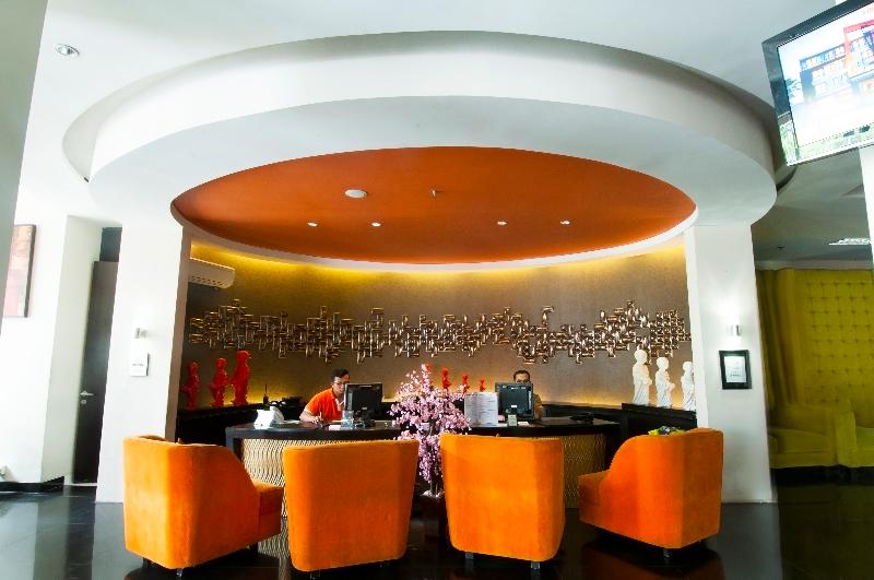 100 Sunset Hotel and Ballroom - Lobi