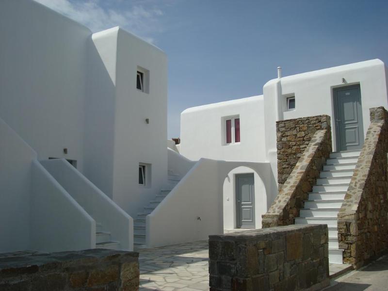 Elena Studios & Suites - Genel