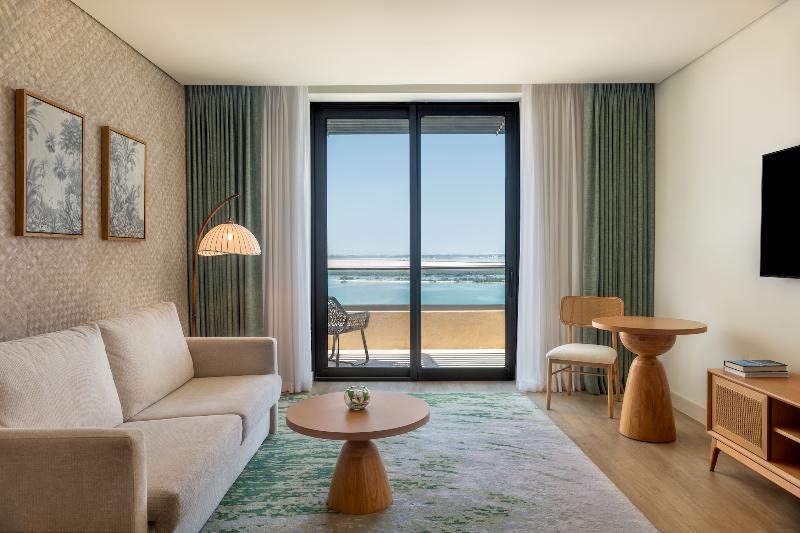 Yas Plaza Mangroves by IHG - Oda