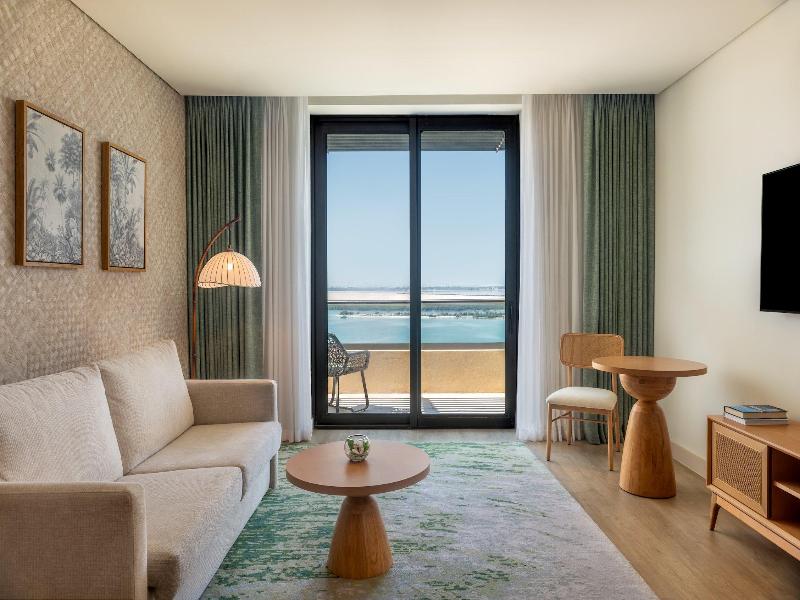 Yas Plaza Mangroves by IHG - Oda