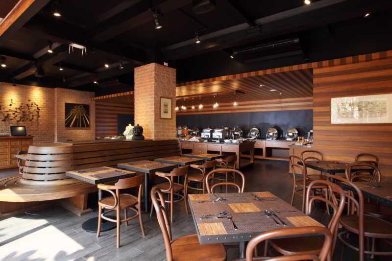 Rambuttri Village Inn & Plaza - Restoran