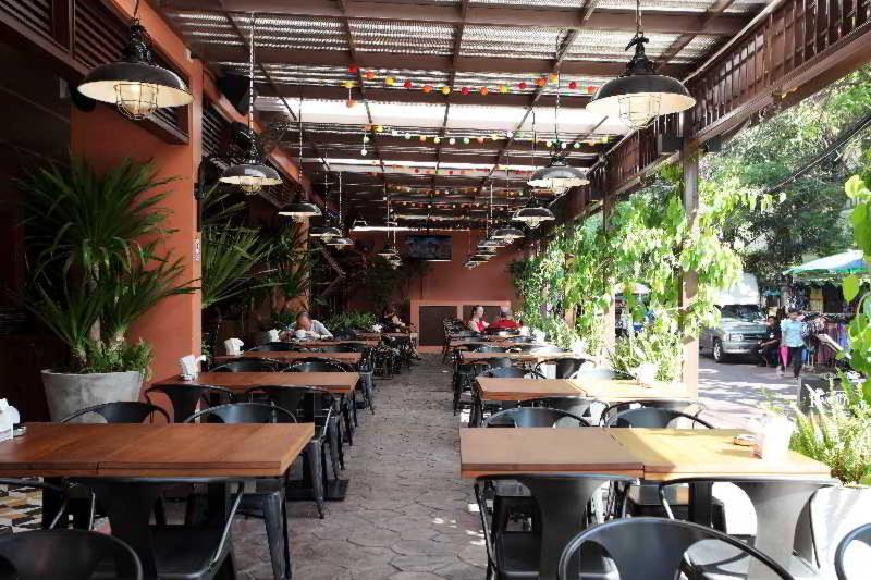 Rambuttri Village Inn & Plaza - Restoran