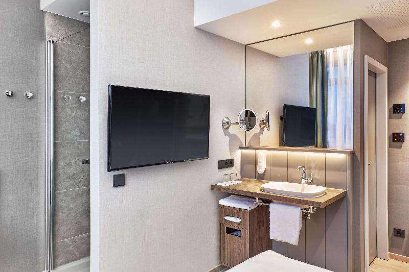 H+ Hotel Bremen - Oda