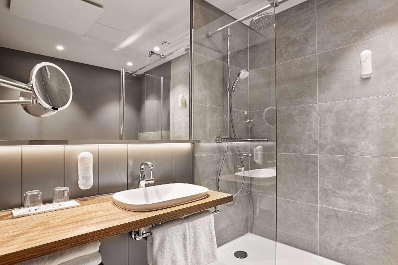 H+ Hotel Bremen - Oda