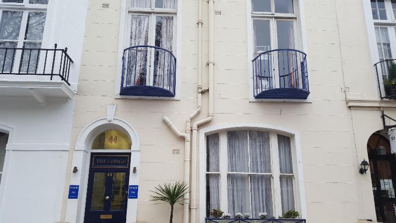Dolphin Inn - Genel