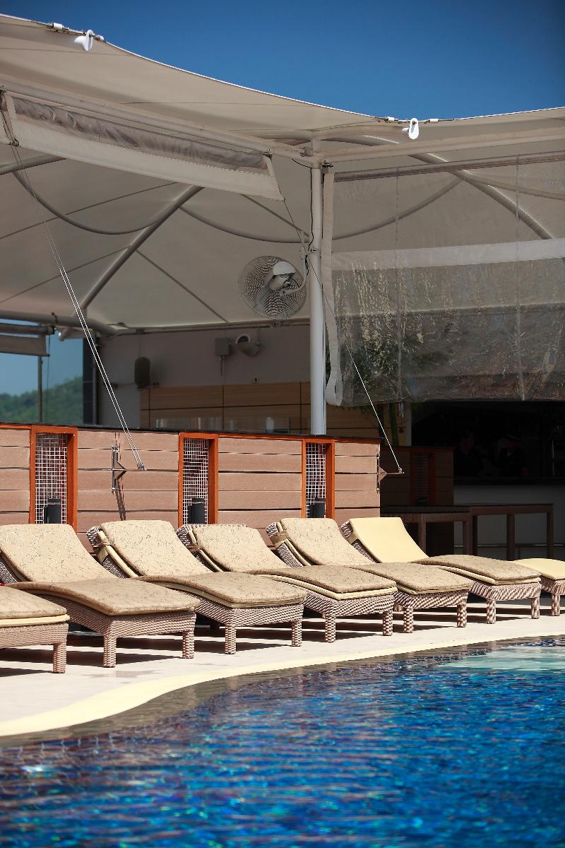 Absolute Bangla Suites - Havuz