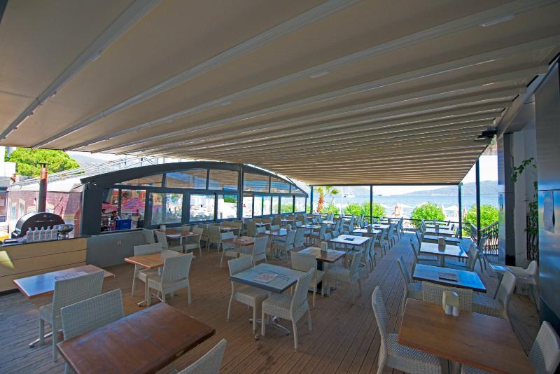 Point Beach Hotel - Teras