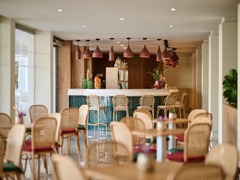 Alua Leo - Bar