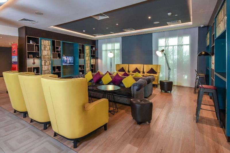 Premier Inn Dubai Investments Park - Lobi