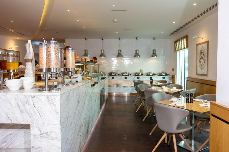 Premier Inn Dubai Investments Park - Restoran