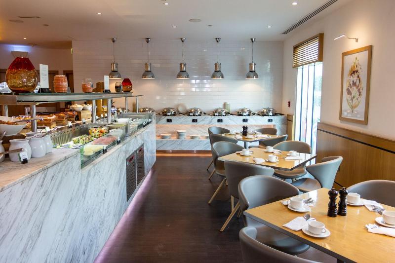 Premier Inn Dubai Investments Park - Restoran